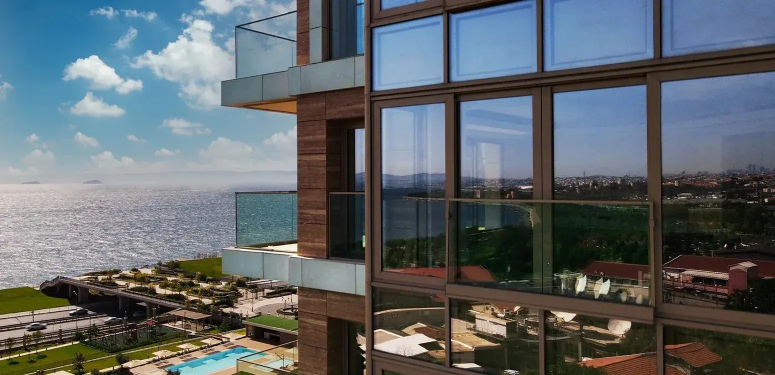 Büyükyalı block facade above the coast and the sea