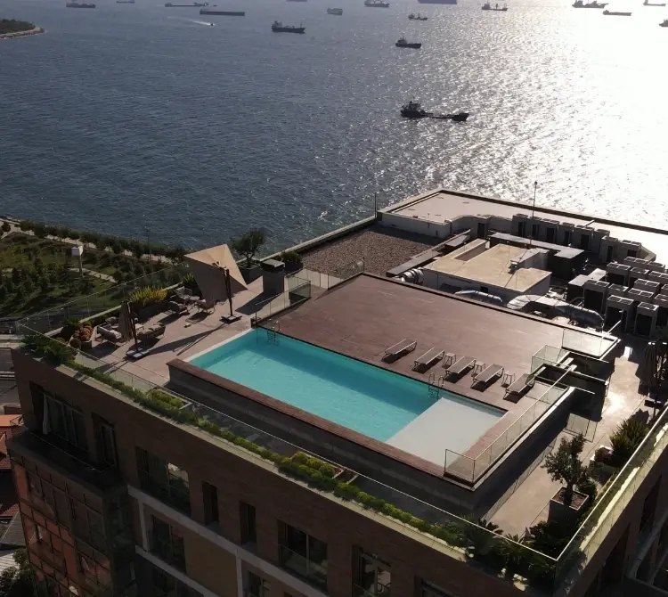 Infinity pool on the roof terrace of the Büyükyalı FENDI Casa block